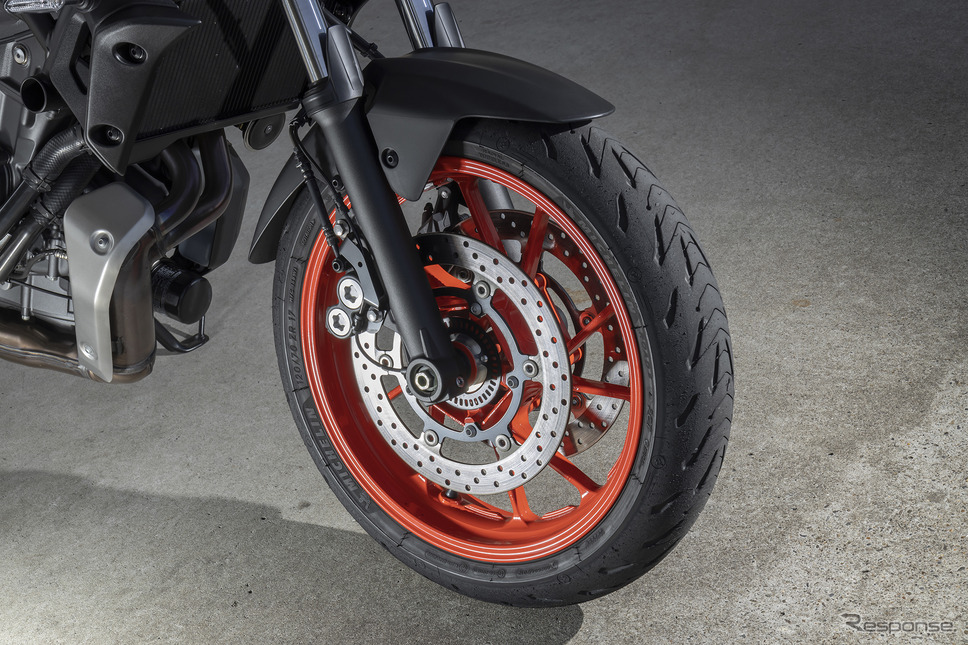 2019年モデルでバーミリオンのホイールを組み合わせたMT-07《写真撮影 郡大二郎》
