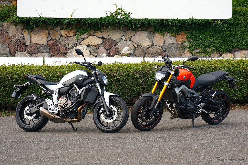 初代MT-07登場時はオーソドックスなカラーラインアップだった。左はMT-09(2014年)