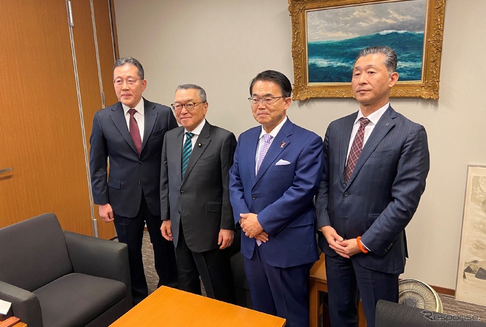 自由民主党の宮沢税制調査会会長に要望《写真提供 JAF》
