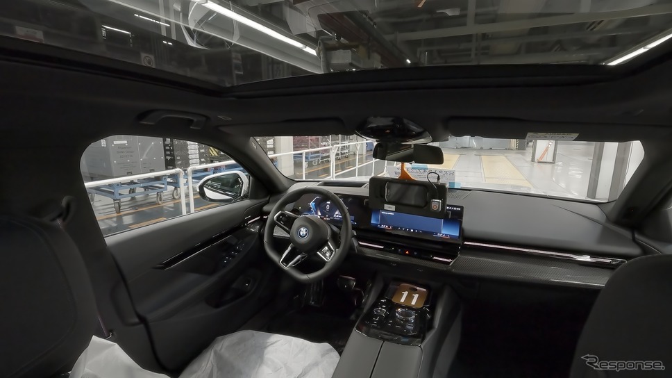 BMWとMINIの新車が工場内を無人で移動《photo by BMW》
