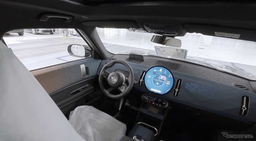 BMWとMINIの新車が工場内を無人で移動《photo by BMW》