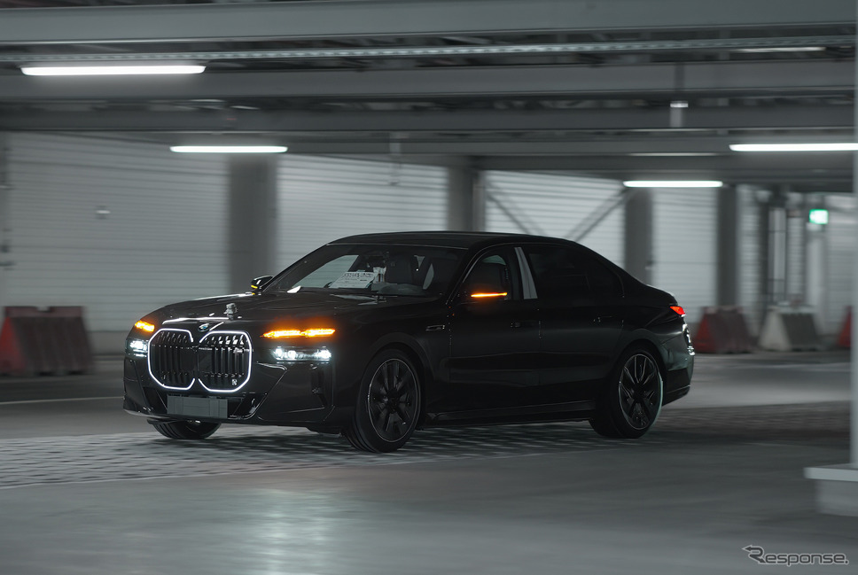 BMWとMINIの新車が工場内を無人で移動《photo by BMW》