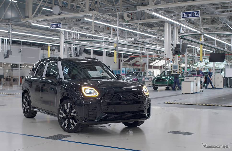 BMWとMINIの新車が工場内を無人で移動《photo by BMW》