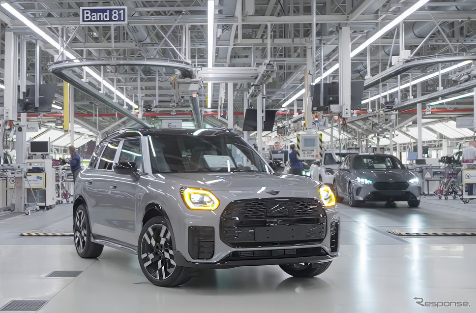 BMWとMINIの新車が工場内を無人で移動《photo by BMW》