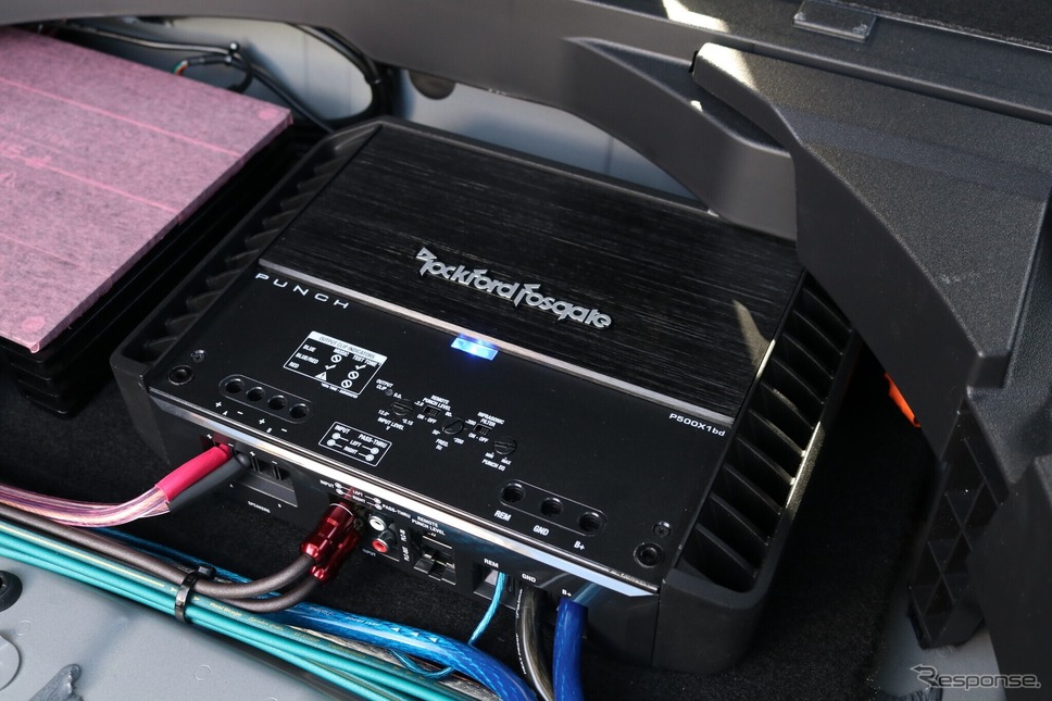 サブウーファー用のパワーアンプとして用いられるのがロックフォードのP500Xbd。