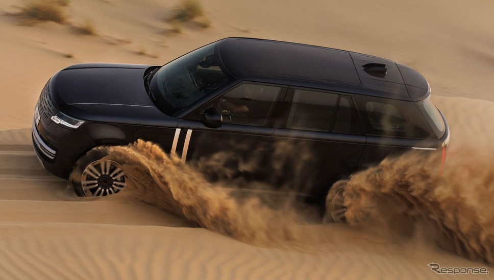 砂漠でテストをおこなうレンジローバー・エレクトリックのプロトタイプ《photo by Range Rover》