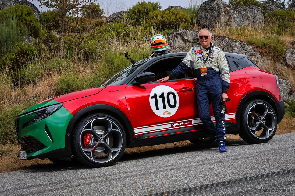 アルファロメオ・ジュニア新型とステランティスのカルロス・タバレスCEO《photo by Alfaromeo》