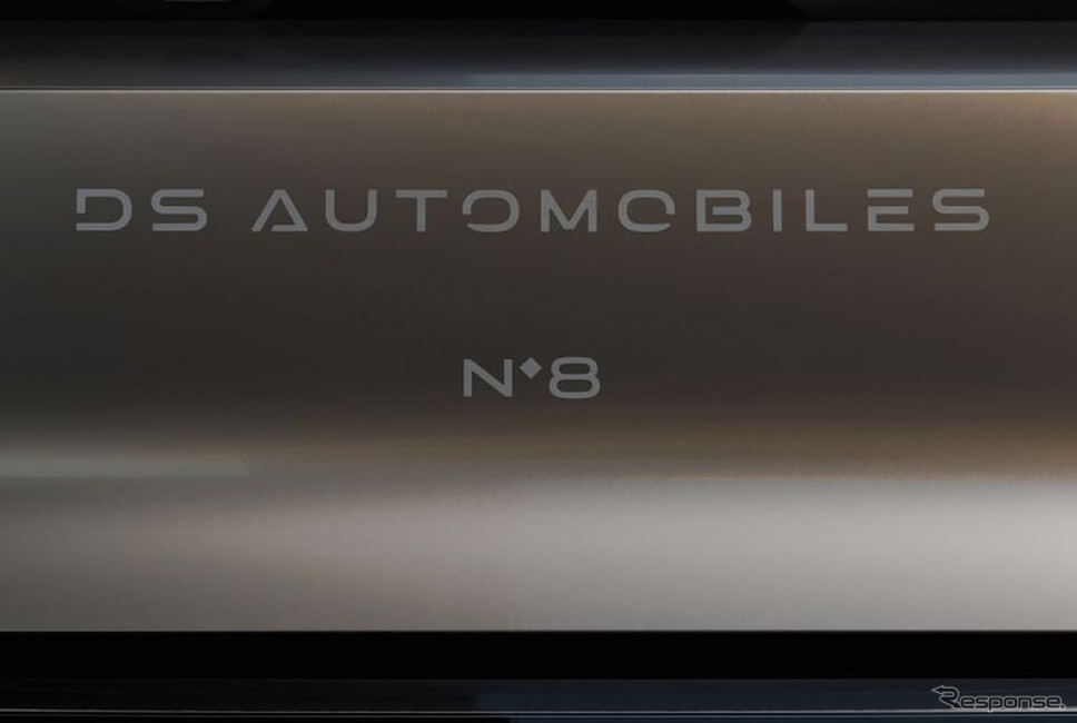新たなロゴと車名が描かれた「DS N°8」のリアゲート《photo by DS》