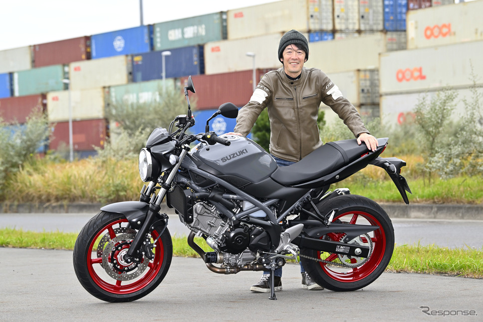 スズキ SV650と伊丹孝裕氏《写真撮影 真弓悟史》