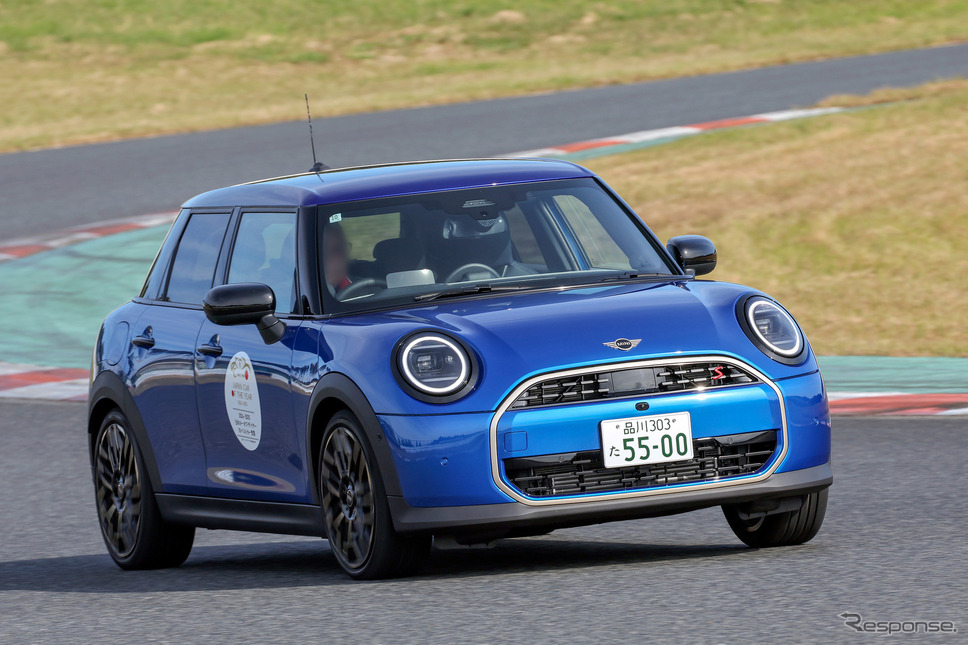 インポート・カー・オブ・ザ・イヤーを受賞したMINI クーパー《写真提供 日本カー・オブ・ザ・イヤー実行委員会》