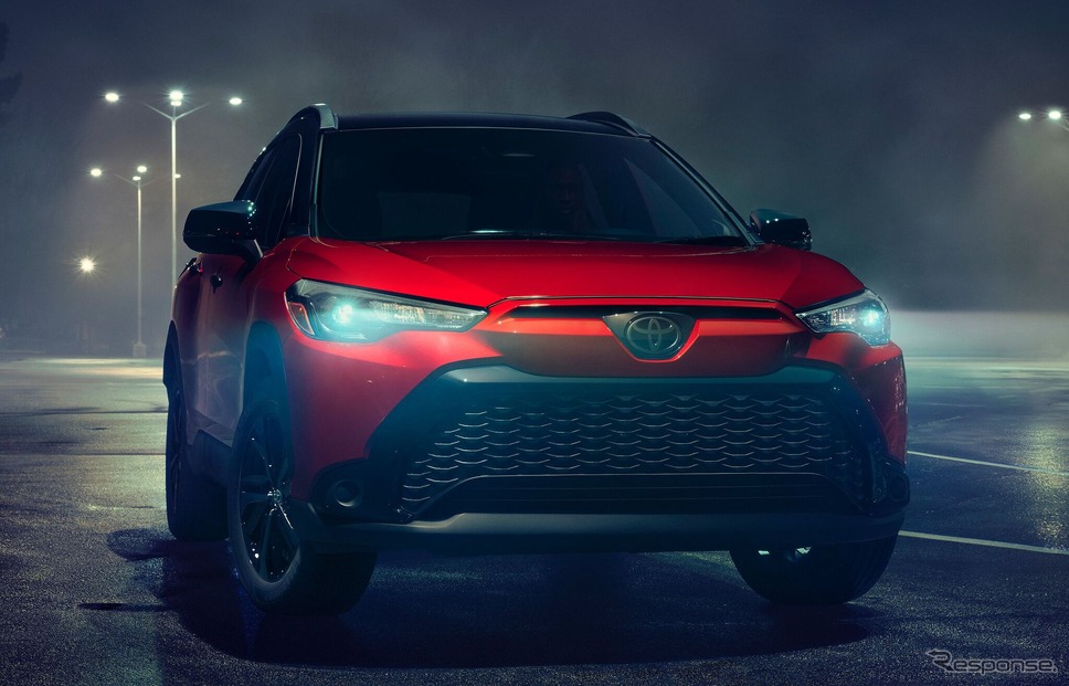 「ソウルレッドクリスタル」のトヨタ カローラクロス 2025年モデル《photo by Toyota》