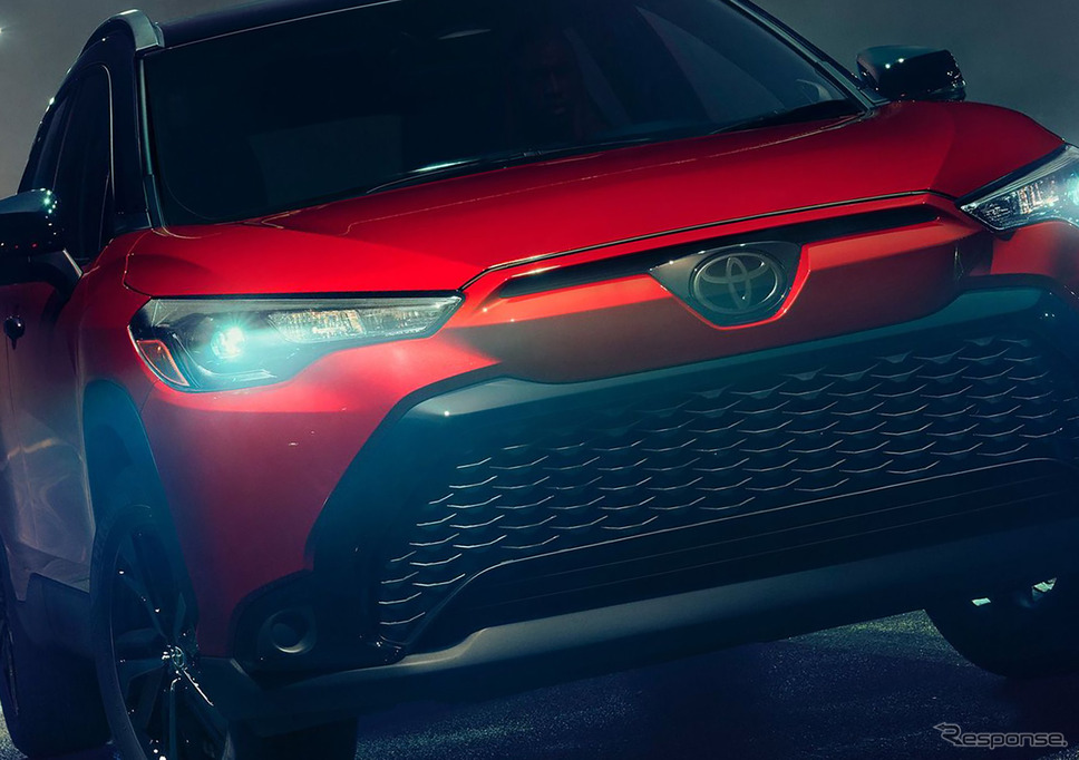 「ソウルレッドクリスタル」のトヨタ カローラクロス 2025年モデル《photo by Toyota》