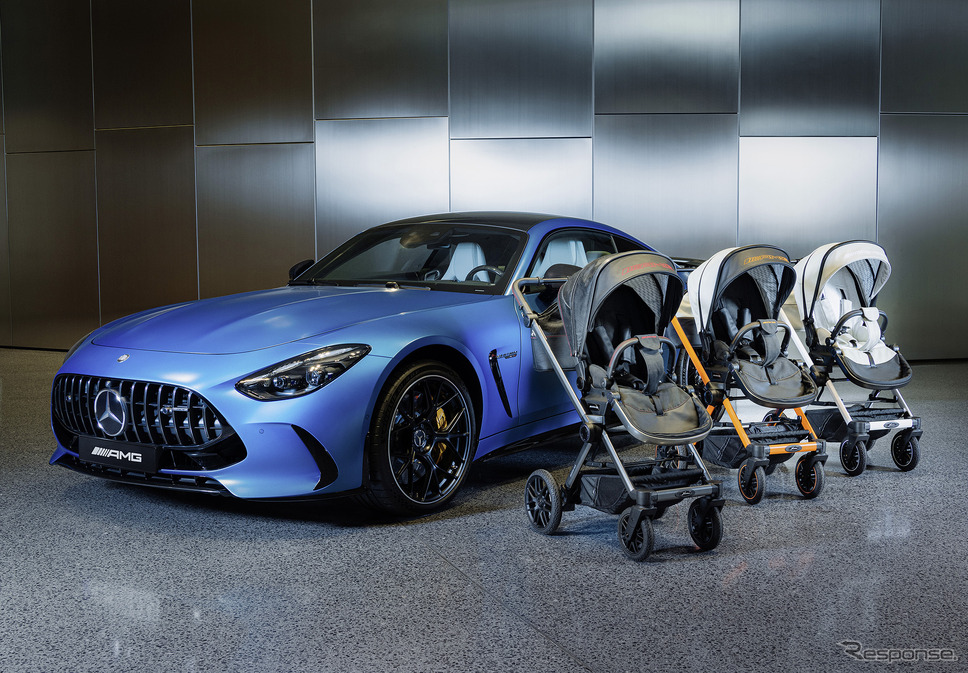 メルセデスベンツの新型ベビーカー「パフォーマンス」モデルとAMG GT《photo by Mercedes-Benz》