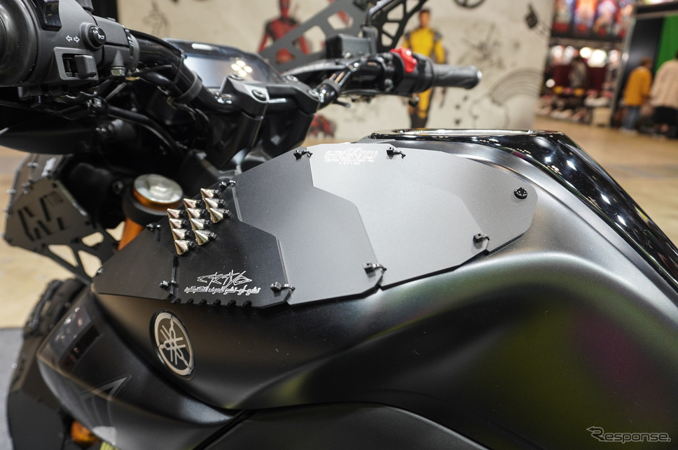 ヤマハ発動機×中央町戦術工芸「装甲弐輪試作機『駆動125』」(東京コミコン2024)《写真撮影 宮崎壮人》