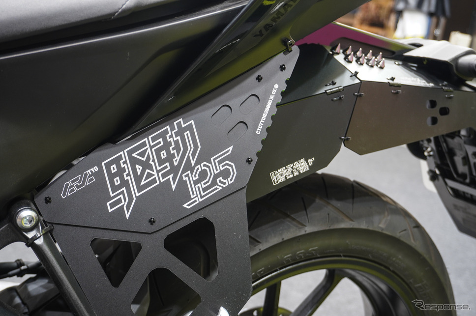 ヤマハ発動機×中央町戦術工芸「装甲弐輪試作機『駆動125』」(東京コミコン2024)《写真撮影 宮崎壮人》