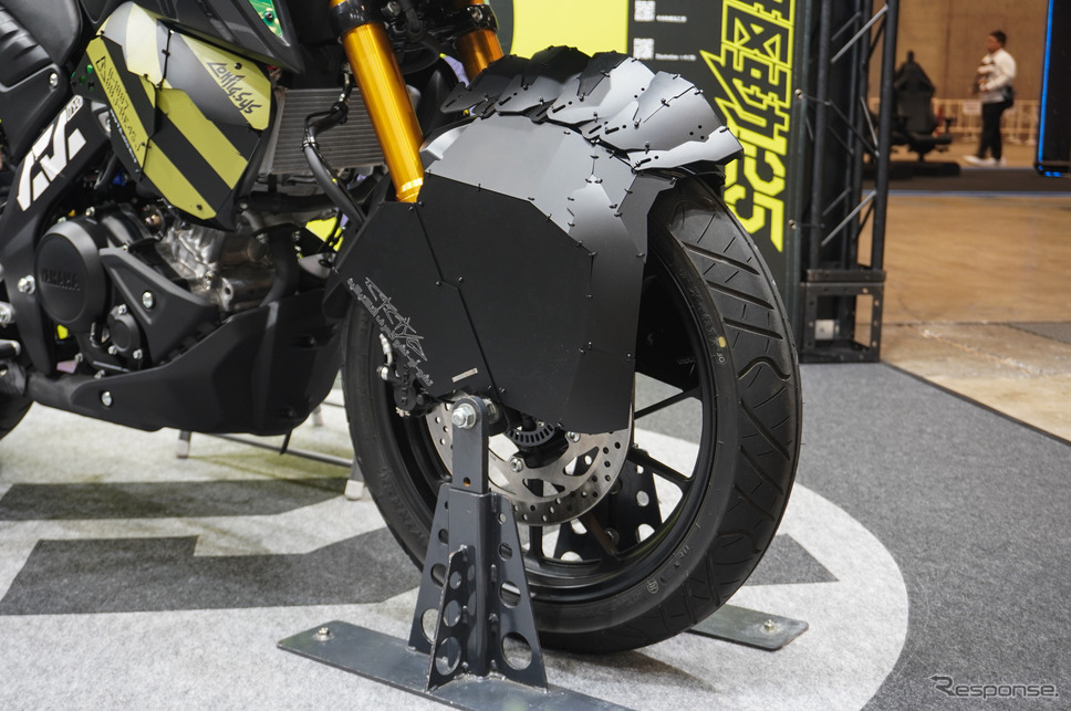 ヤマハ発動機×中央町戦術工芸「装甲弐輪試作機『駆動125』」(東京コミコン2024)《写真撮影 宮崎壮人》