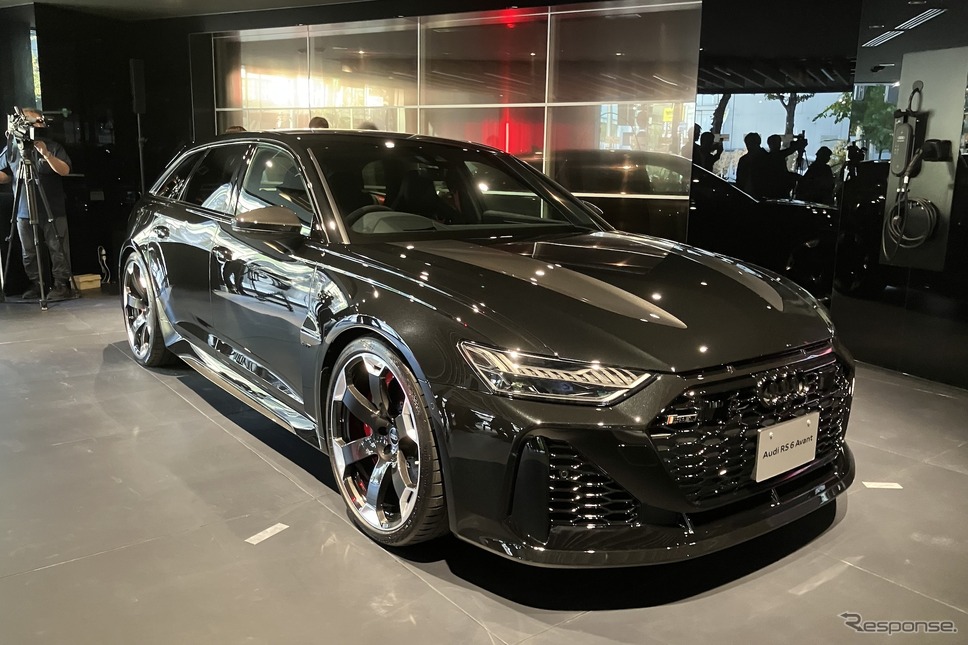 アウディ RS6アバントGT。車両左後方が透明有機ELパネル《写真撮影 高木啓》