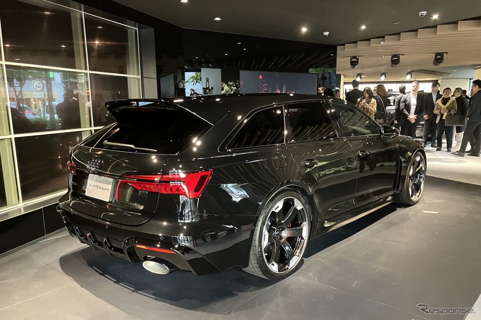 アウディ RS6アバントGT。車両左後方が透明有機ELパネル《写真撮影 高木啓》
