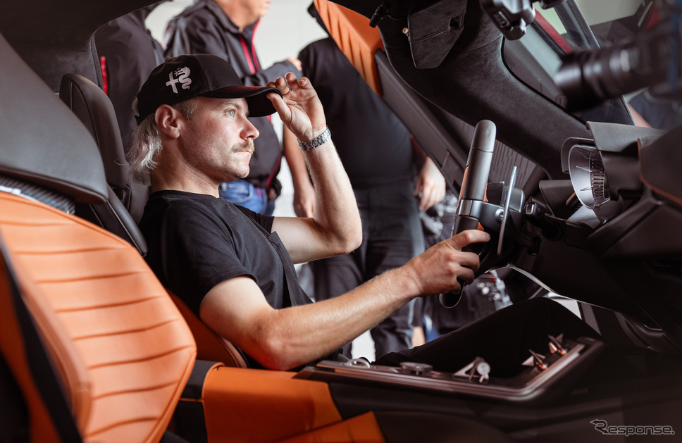 アルファロメオ『33ストラダーレ』のプロトタイプをF1ドライバーのバルテリ・ボッタス選手がテスト《photo by Alfa Romeo》