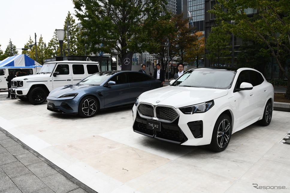 手前からBMW iX2 Xドライブ30 Mスポーツ、BYDシールAWD、メルセデス・ベンツG580ウィズEQテクノロジー／（行幸通り会場）《写真撮影　諸星陽一》