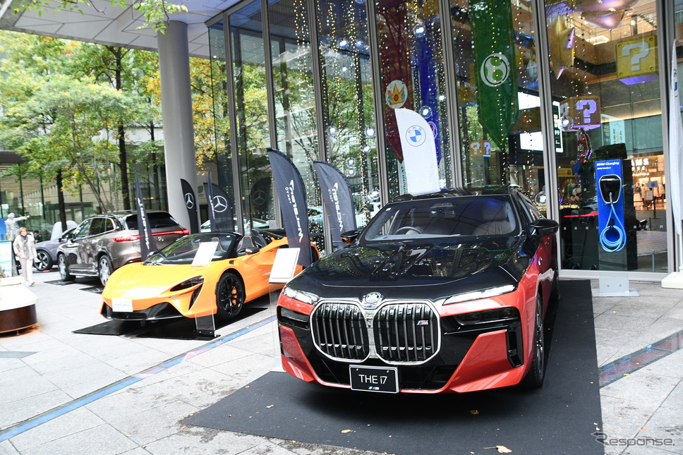 右がBMW i7 M70、左奥がマクラーレン・アルトゥーラ／（丸ビル会場）《写真撮影　諸星陽一》