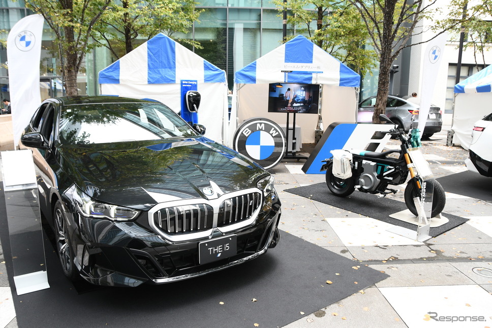BMW i5 M60xドライブとBWW CE02／（KITTEテラス会場）《写真撮影　諸星陽一》