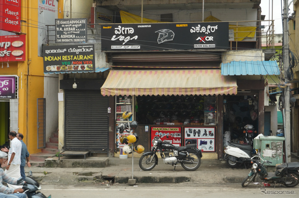 インド・バンガロール市内。バイク大国とあって、街のいたるところにバイク関連ショップが並ぶ《写真撮影 宮崎壮人》