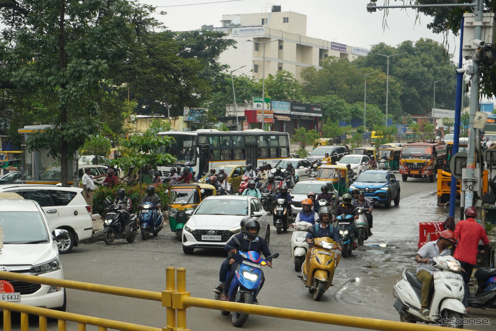 インド・バンガロール市内。バイクは重要な生活の足だ《写真撮影 宮崎壮人》