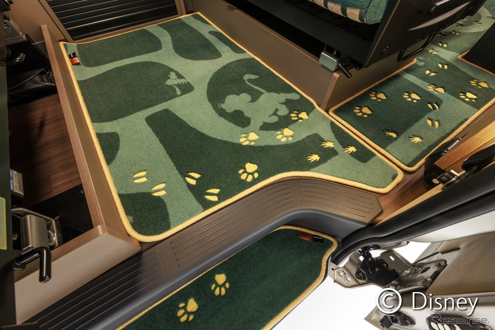 ディズニーの『ライオン・キング』の世界観を表現したキャンピングカー「BALEIA <LION KING> EDITION」《写真提供 トイファクトリー》