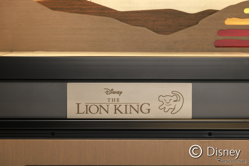 ディズニーの『ライオン・キング』の世界観を表現したキャンピングカー「BALEIA <LION KING> EDITION」《写真提供 トイファクトリー》