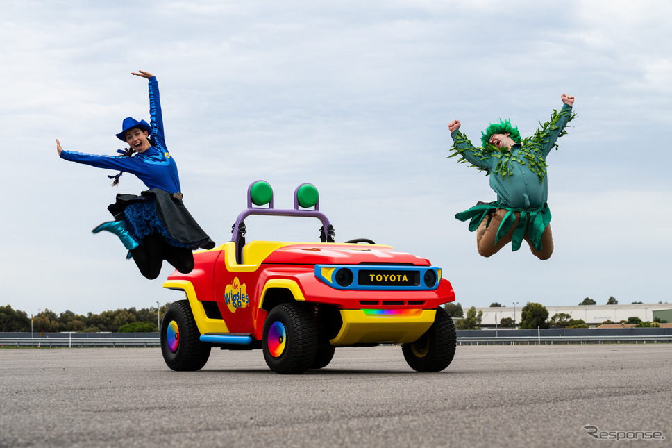トヨタ『ビッグレッドユーテ』と豪州で人気の音楽グループ「ウィグルス」《photo by Toyota》
