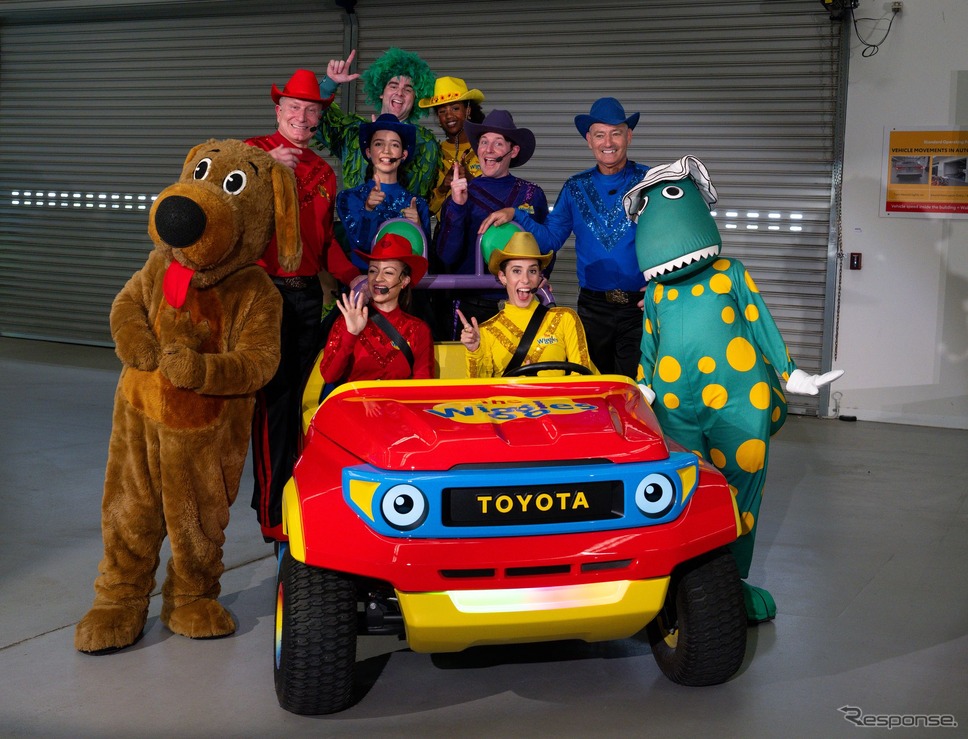 トヨタ『ビッグレッドユーテ』と豪州で人気の音楽グループ「ウィグルス」《photo by Toyota》