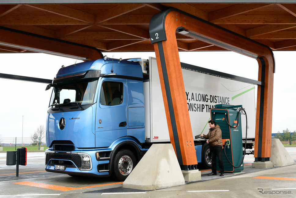 メルセデスベンツの新型電気トラック『eアクトロス 600』《photo by Mercedes-Benz》