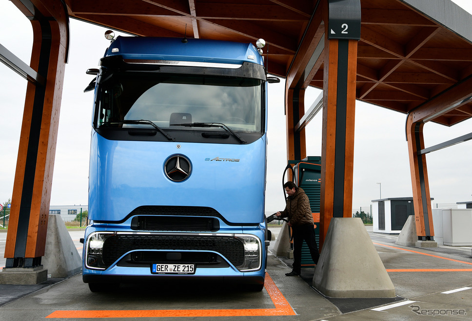 メルセデスベンツの新型電気トラック『eアクトロス 600』《photo by Mercedes-Benz》