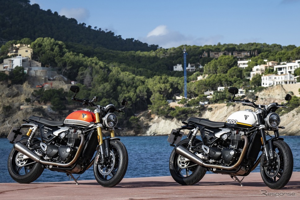 トライアンフ スピードツイン1200 RS（左）とスピードツイン1200（右）《写真提供 トライアンフモーターサイクル》