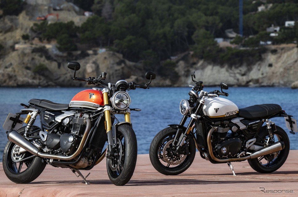 トライアンフ スピードツイン1200 RS（左）とスピードツイン1200（右）《写真提供 トライアンフモーターサイクル》