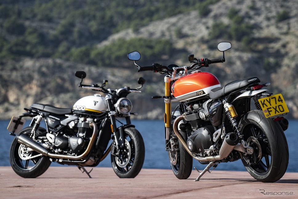 トライアンフ スピードツイン1200 （左）とスピードツイン1200 RS（右）《写真提供 トライアンフモーターサイクル》