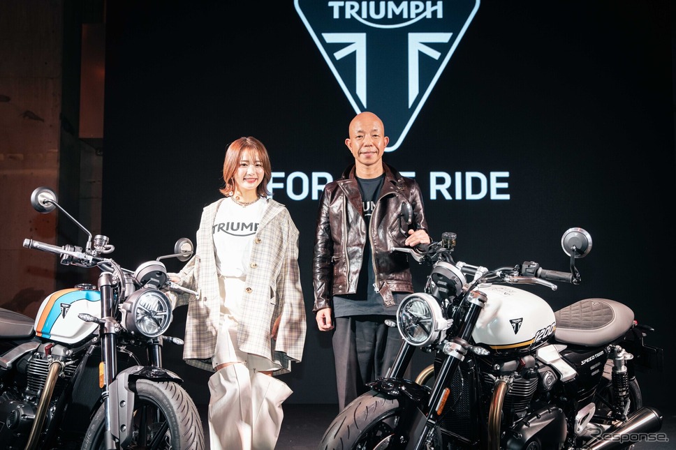 発表会には平嶋夏海さん(左)と小峠英二さん(右)も登場《写真提供 トライアンフモーターサイクルズジャパン》