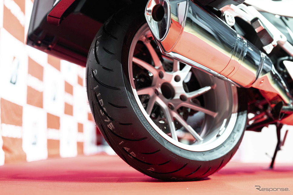 ブリヂストン「BATTLAX SPORT TOURING T33」《写真撮影 望月勇輝》
