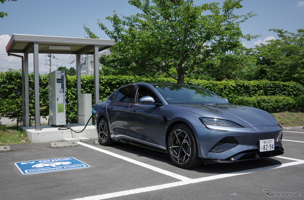 CHAdeMO(チャデモ)急速充電器で充電するBYD SEAL《写真撮影 宮崎壮人》