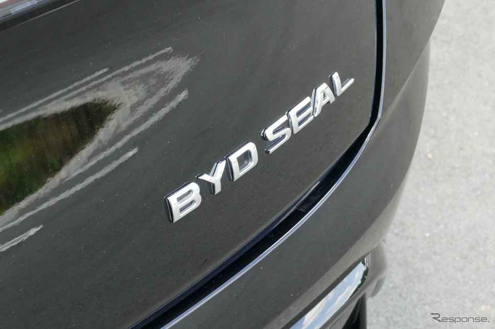 BYD シール《写真撮影 島崎七生人》