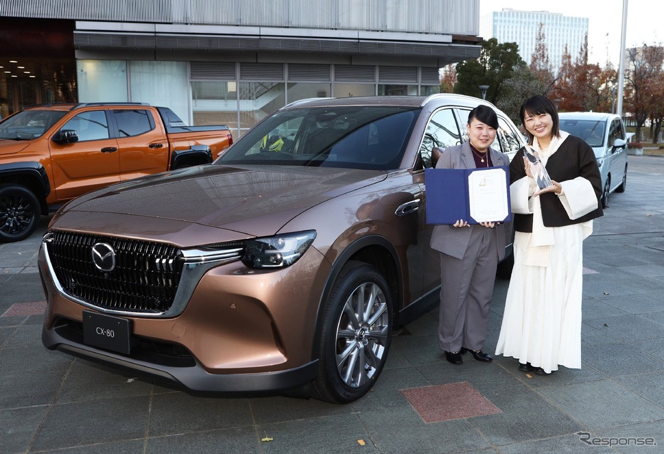 グランプリのマツダCX-80と担当デザイナー《写真提供 JAFCA》