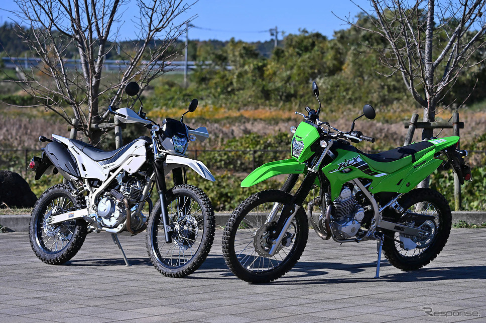カワサキ KLX230シェルパ(左)とベース車のカワサキ KLX230(右)《写真撮影 中野英幸》