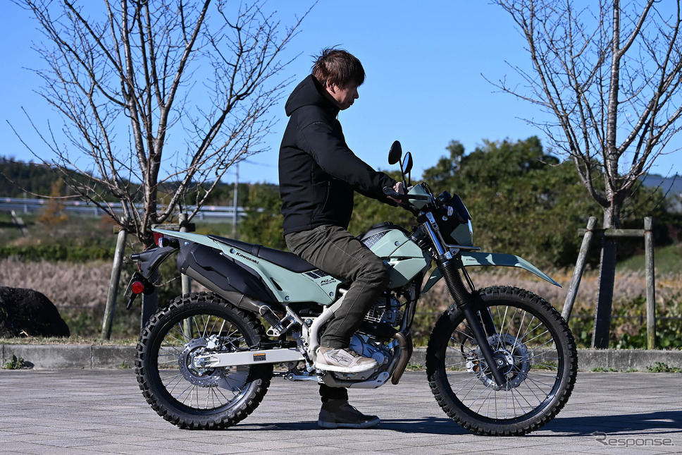 カワサキ KLX230シェルパは足つき性もバッチリ《写真撮影 中野英幸》