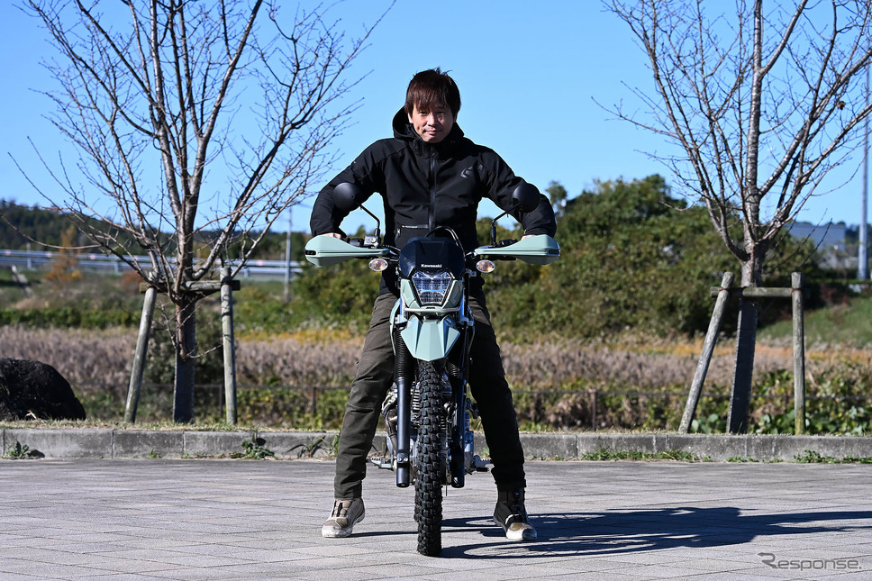 カワサキ KLX230シェルパは足つき性もバッチリ《写真撮影 中野英幸》