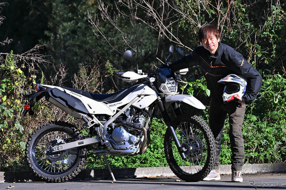 青木タカオ氏とカワサキ KLX230シェルパ《写真撮影 中野英幸》