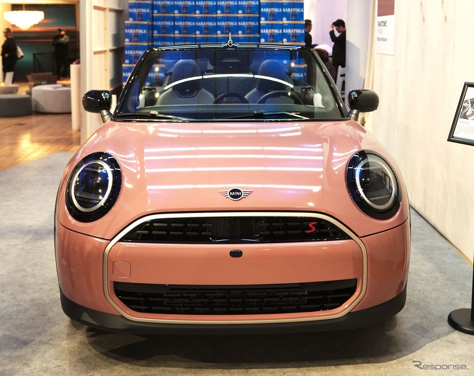 PANTONE(パントン)社が発表した2025年のテーマカラー「モカムース」で塗装された新型MINI『クーパーコンバーチブル』《photo by MINI》