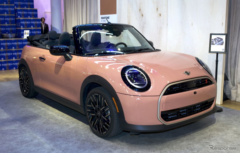 PANTONE(パントン)社が発表した2025年のテーマカラー「モカムース」で塗装された新型MINI『クーパーコンバーチブル』《photo by MINI》