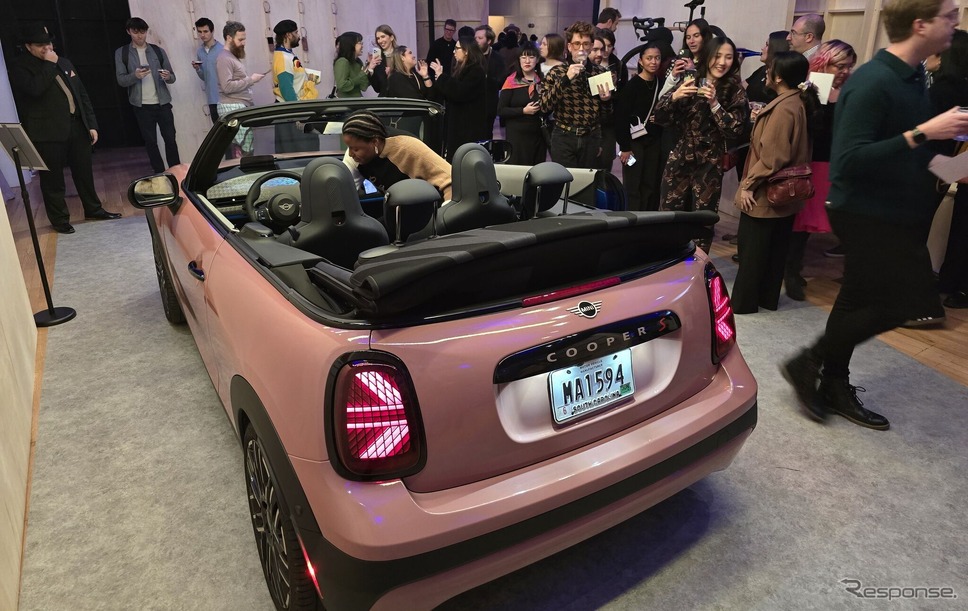 PANTONE(パントン)社が発表した2025年のテーマカラー「モカムース」で塗装された新型MINI『クーパーコンバーチブル』《photo by MINI》
