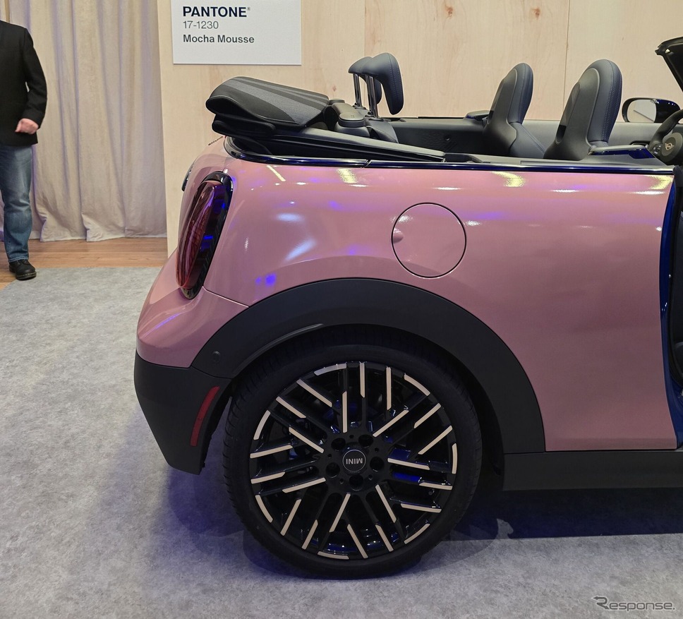 PANTONE(パントン)社が発表した2025年のテーマカラー「モカムース」で塗装された新型MINI『クーパーコンバーチブル』《photo by MINI》